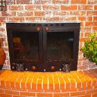 Specialanpassad eldstadsinsats med stora glasdörrar och en stor värmeväxlare för hög verkningsgrad. Symbolbild. Foto: Wikipedia Common. Kredit: Brenthasty