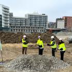 Anders Whass från Reliwe, Eva Ullberg från Järfälla kommun, Johan Proos från Reliwe och Emma Feldman från Järfälla kommun tar första spadtaget på kvarteret Barkarbyporten i Barkarbystaden. Foto: Consto