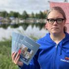Hanna Billmayer med broschyrer i handen. Foto: Halmstad kommun