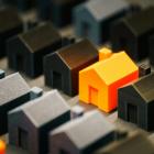 Småhus i plast. Foto: Jakub Żerdzicki Unsplash