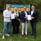 Micasa Fastigheter och COBAB har signerat avtalet som innebär byggstart av kvarteret Ånn i Årsta sommaren 2025. Pressbild: Micasa Fastigheter