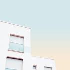 Närbild bostadshus. Foto: Michele Tardivo / Unsplash