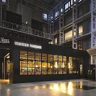 Projektet gäller en restaurang i Montréal och är inte kopplat till någon större kedjeexpansion globalt. Fokus ligger på arkitektonisk ombyggnad snarare än nyetablering av konceptet i sig. Obs! Det finns fler bilder av interiören i slutet av artikeln. Foto: Maxime Brouillet