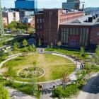 Samtliga projekt bidrar till ShiftSwedens mission att ställa om Sverige till attraktiva och tillgängliga livsmiljöer för alla. Vyn illustrerar Lindholmens mix av äldre byggnader från varvsepoken och nybyggnationer för industri såväl som boenden, med Frihamnen i bakgrunden. Foto: Älvstranden Utveckling