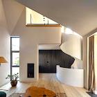 Bild: Interiören präglas av mörk träpanel, natursten och mässingsdetaljer. Ljussättningen är infälld och indirekt. Arkitekterna beskriver detta som en medveten kontrast mot den rationella och återhållsamma estetik som ofta förknippas med små bostäder. Foto: Nick Kane