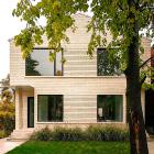 Den gatunära byggnaden har utformats med sadeltak och en arkitektur som anknyter till omgivande villor. Genom att samla flera bostäder i en sammanhållen byggnadsvolym kan projektet öka antalet bostäder utan att bryta mot områdets skala. Obs! Det finns fler bilder av husens interiör i slutet av artikeltexten. Foto: Félix Michaud