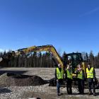 På bilden syns Malin Claesson Stenström, vd CA Fastigheter, Markus Gebauer, Nordenchef Zeppelin samt Växjös näringslivschef Jessica Johannesson och ordförande i samhällsbyggnadsnämnden, Otto Lindlöf. Fotograf: Zeppelin Sverige