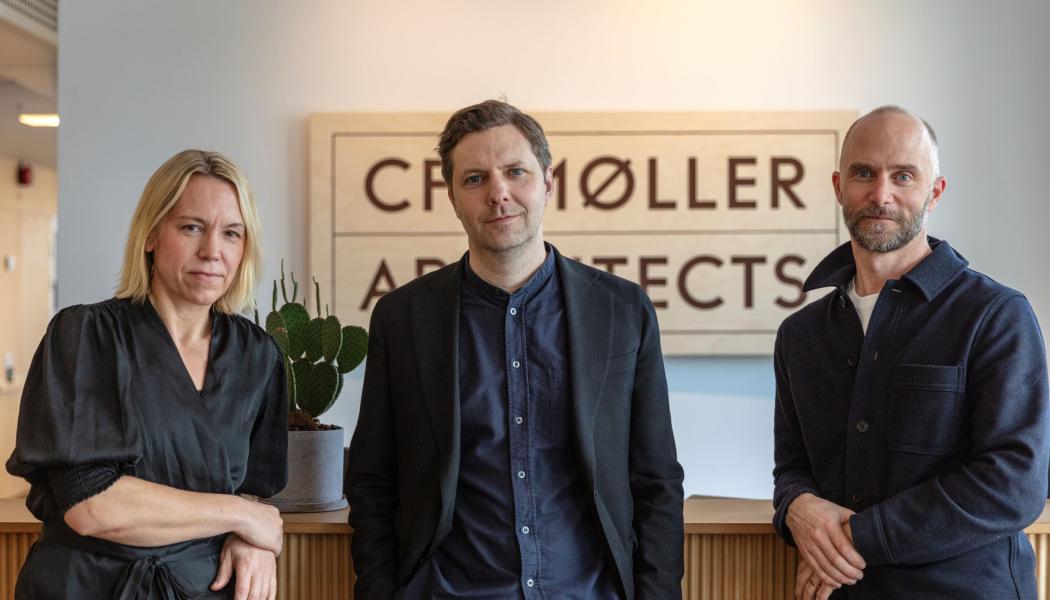 På bild: Vendela Martinac, associerad partner och arkitekt, Fredrik Cavallin, vd och arkitekt, och Mårten Leringe, partner och arkitekt på C.F. Møller Architects. Foto: Nikolaj Jakobsen