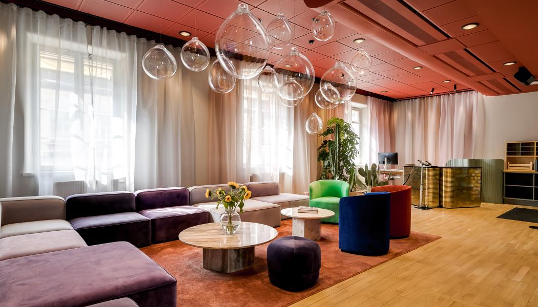Skulpturala glasinstallationer ger en unik och fördjupad atmosfär, och gardinerna bidrar med en ombonad känsla