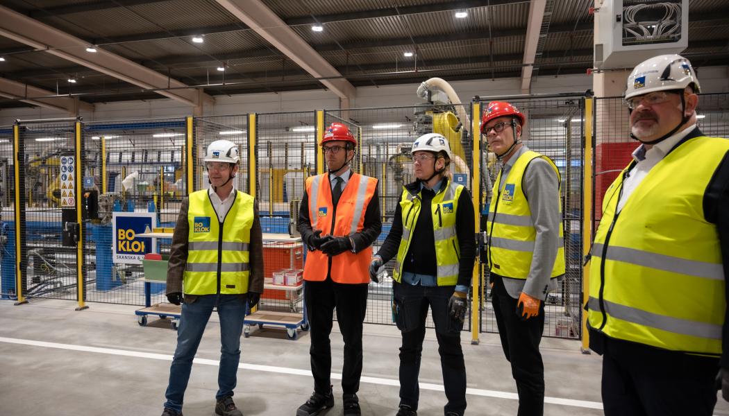 Vid infrastruktur- och bostadsminister Andreas Carlsons besök i BoKloks fabrik i Gullringen tog Lars Jonson, VD BoKlok, Magdalena Andersson, produktionschef, Niclas Bagler, landschef BoKlok Sverige samt Robert Gurbin, fabrikschef, emot och visade investeringarna som gjorts. Foto: BoKlok