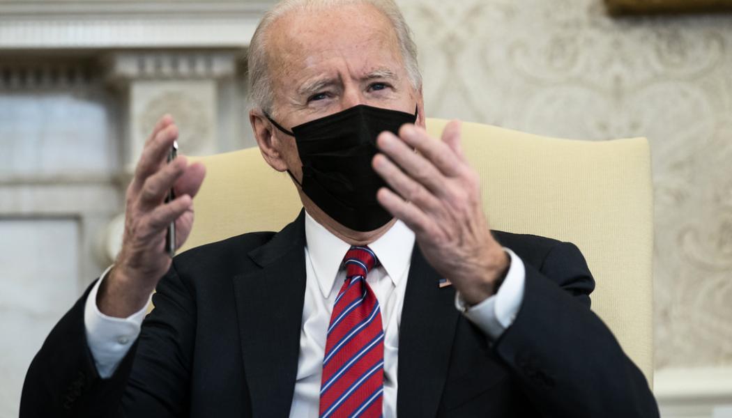 Evan Vucci/AP/TT: President Joe Bidens stödpaket på 1|900 miljarder dollar, på väg att godkännas i kongressen, har gett upphov till en utbredd inflationsoro i USA, med stigande långräntor och börsturbulens som följd. Arkivbild.