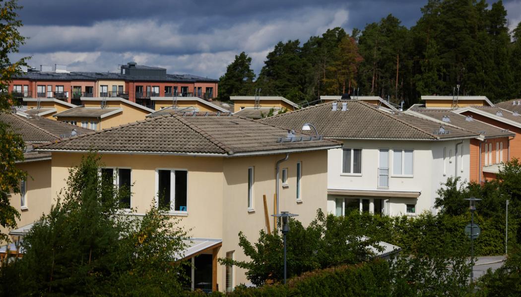 Fredrik Persson/TT: De mörka molnen tornar upp sig på bostadsmarknaden. Allt fler tror på fallande priser. Arkivbild.