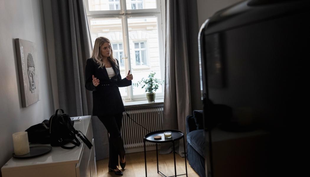 Robin Bäckman/TT: Det är inte första gången som Jenzine Nordberg, mäklare på mäklarfirman Erik Olsson, ordnar visning i den här välplanerade ettan på Östermalm i centrala Stockholm. Den här söndagen dök ett sällskap upp.