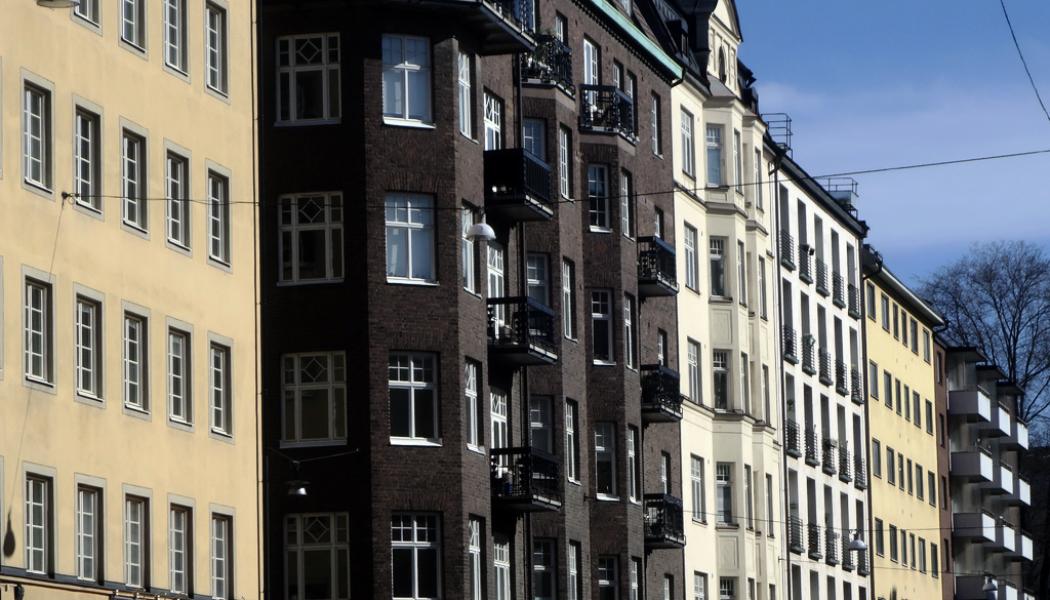 Hasse Holmberg / TT: Priset på bostadsrätter i Stockholm har fortsatt nedåt under december, om än i långsammare takt. Arkivbild.