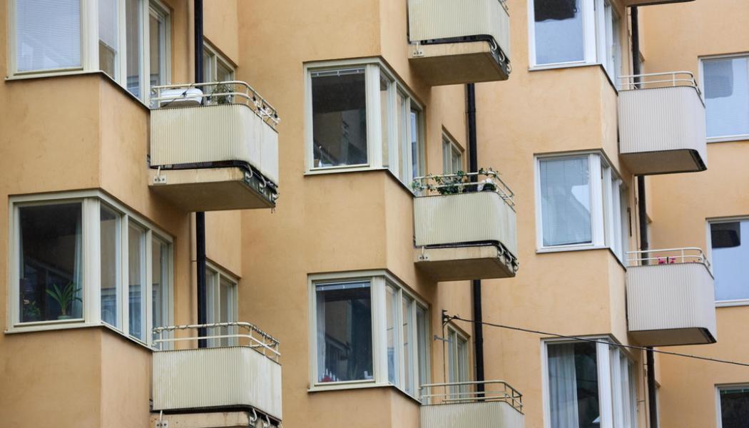 Fredrik Persson/TT: Bostadspriserna fortsatte att dala i december. Lägenhetspriserna föll med 1,5 procent och villapriserna med hela 2,9 procent, visar ny statistik. Arkivbild.