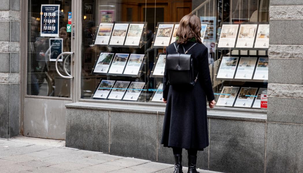 Christine Olsson/TT: Bostadsannonser på ett mäklarkontor. Arkivbild.