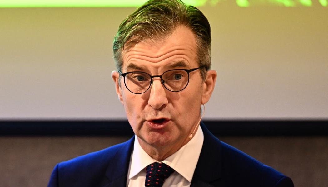 Jonas Ekströmer/TT: Riksbankschef Erik Thedéen, som tog över uppdraget vid årsskiftet efter 17 år med Stefan Ingves på posten, berättar om det senaste penningpolitiska beslutet på en pressträff.