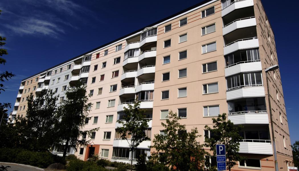 Hasse Holmberg / TT: Inflations- och räntechocken gör det svårt för bostadsbolag och Hyresgästföreningen att komma överens om årets hyreshöjningar. Arkivbild