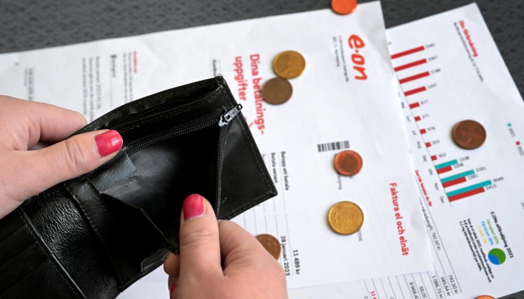 Janerik Henriksson/TT: Inflationseffekten har ätit upp många års reallöner och många hushåll börjar få problem att få pengarna att räcka till, enligt Hyresgästföreningen, som vill se en statlig hyresakut för att hjälpa drabbade att slippa vräkningar från bostaden. Arkivbild