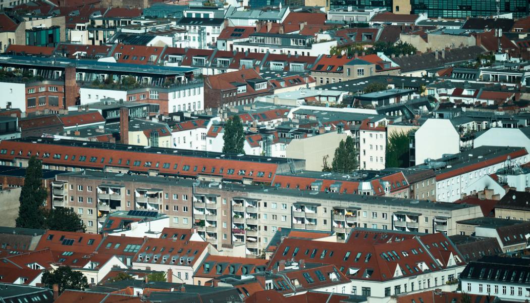 Markus Schreiber/AP/TT: Bopriserna i Tyskland faller dramatiskt. Arkivbild med vy över Berlin.
