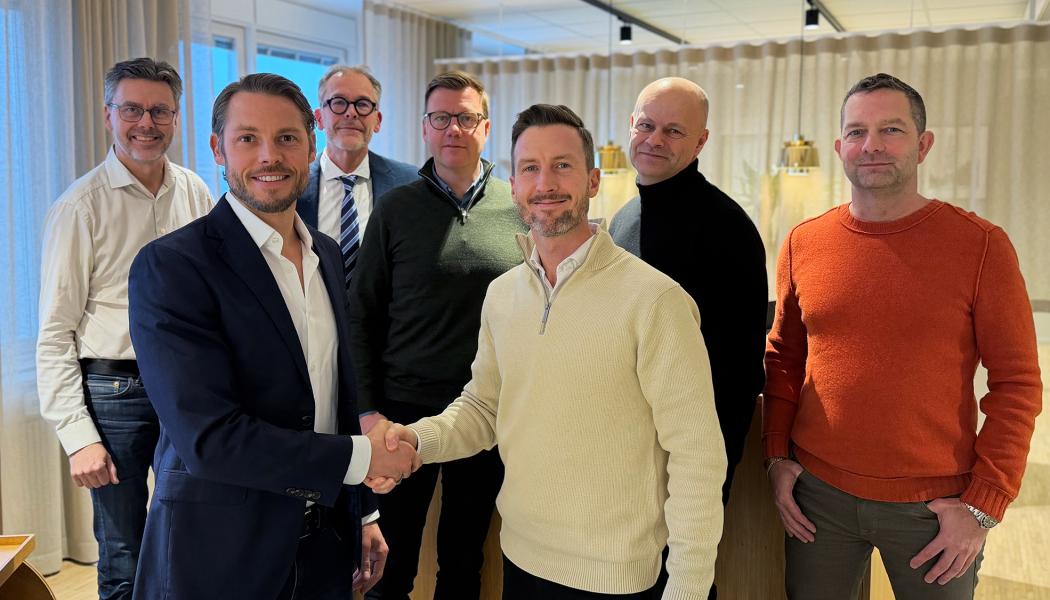 I förgrunden Jonas Jonsson, vd ByggVesta och Jacob Karlsson, vd K-fastigheter Övriga från vänster: Jonas Granström (ByggVesta), Niclas Bagler (K-fast), Magnus Persson (K-fast), Marcus Svensson (ByggVesta) och Bill Ögren (ByggVesta). Pressbild: Byggvesta