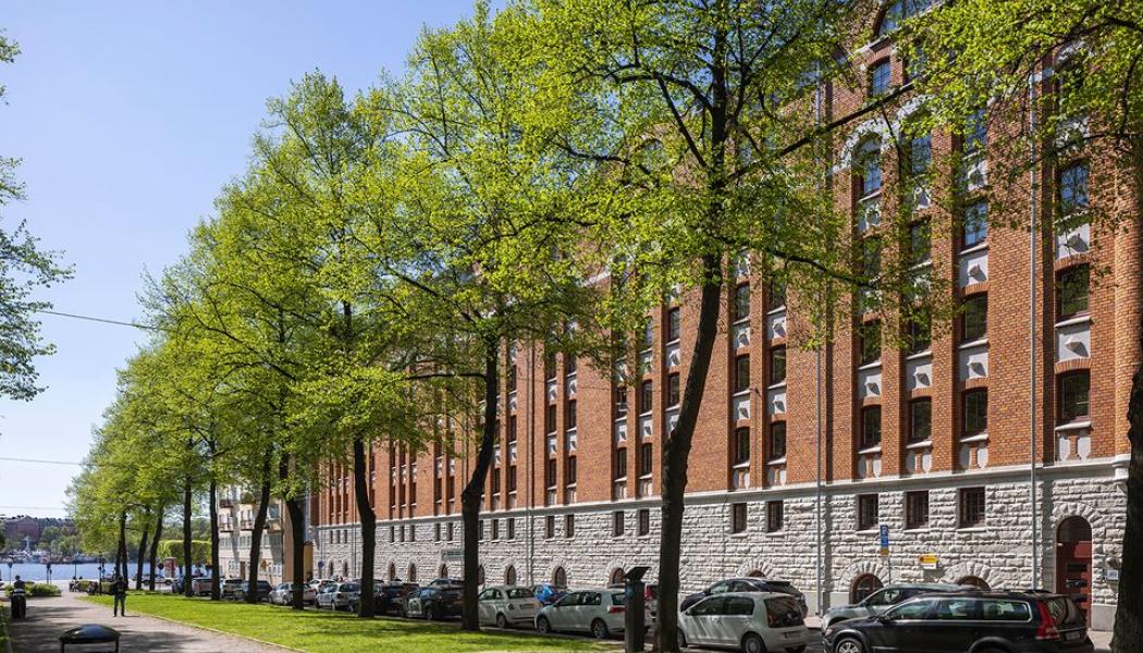 Fastigheten Mullbärsträdet ligger på Kungsholmstorg i Stockholm. Byggnaden uppfördes ursprungligen i början av 1900-talet och användes som sädesmagasin vid öltillverkning. Idag är fastigheten en modern kontorsfastighet med bevarad industrikaraktär. Foto: Afa Fastigheter
