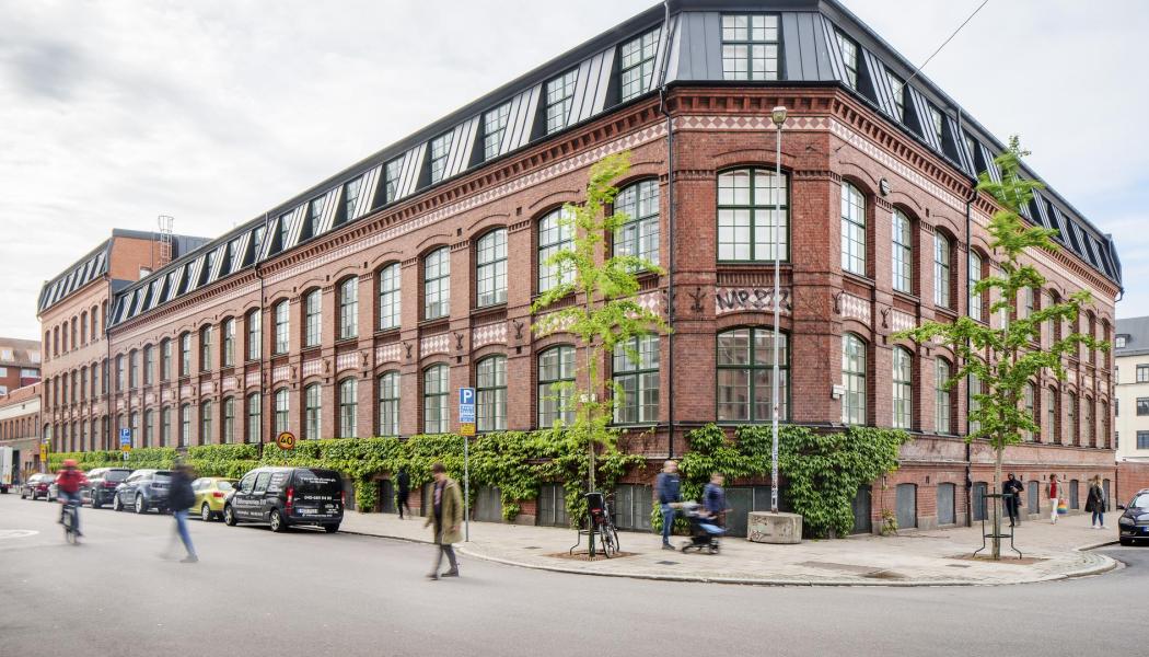 Kulturklassade Trikåfabriken i Malmö har omvandlats till guldklassat kontorshus genom återbruk och byggnadsvård. Nu nomineras projektet till Årets Bygge 2023 i kategorin Renovering. Entreprenör: Servicekuben Beställare: Stena Fastigheter. Foto: Felix Gerlach