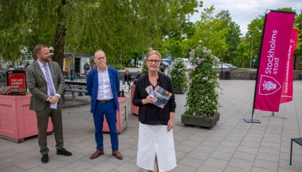 Pia Karlsson, projektledare för Levande Stockholm på trafikkontoret i Stockholms stad, invigningstalar. Foto: Lennart Johansson