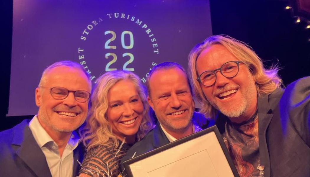 Lyckliga vinnare! Från vänster: Fredrik Lindén, VD Turistrådet Västsverige, Mirja Lilja Hagsjö, VD Pater Noster, Anders Rasmusson, Pater Noster och Erik Nissen Johansen, Pater Noster/Stylt. Fotograf: Peter Jönsson