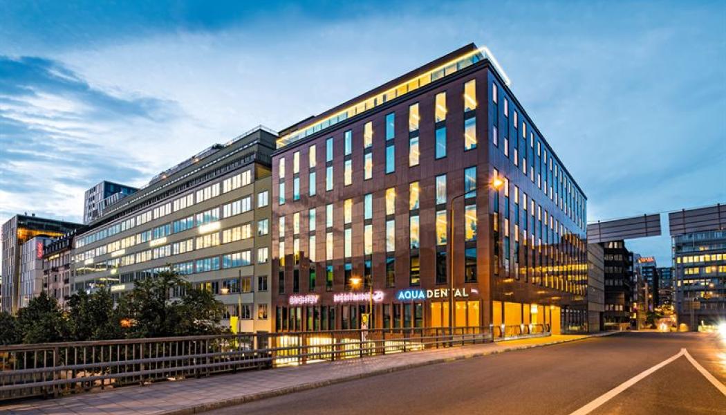 - Sthlm HUB är en fastighet av hög kvalitet belägen i en del av Stockholm som har utvecklats starkt under senare år och som kommer stå sig väl över tid. Med förvärvet fortsätter vi att stärka vår närvaro i Stockholms bästa kommunikationsläge, vilket är helt i linje med vår strategi, säger Johanna Skogestig, vd Vasakronan. Foto: Vasakronan