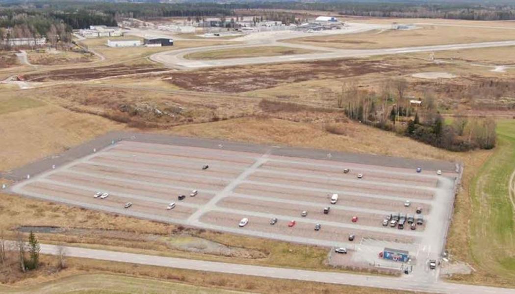 Skavstalund långtidsparkering med Stockholm Skavsta Airport i anslutning i bakgrunden.