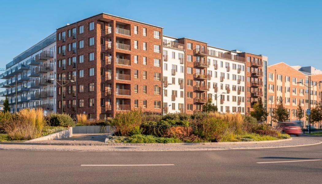 Alla entréer som vetter mot gatan försetts med digitala skärmar som visar kollektivtrafikavgångar från hållplatsen intill. Foto: Felix Sundback