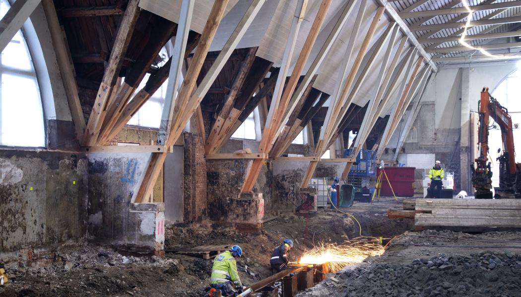- Pålningen är nästan klar i hela huset och nu vill vi schakta djupare. Ett snitt ska schaktas ut för att arkeologerna ska kunna undersöka och dokumentera stadsmuren ordentligt, säger Marcus Gustafsson, projektchef investeringsprojekt på Higab. Foto: Higab