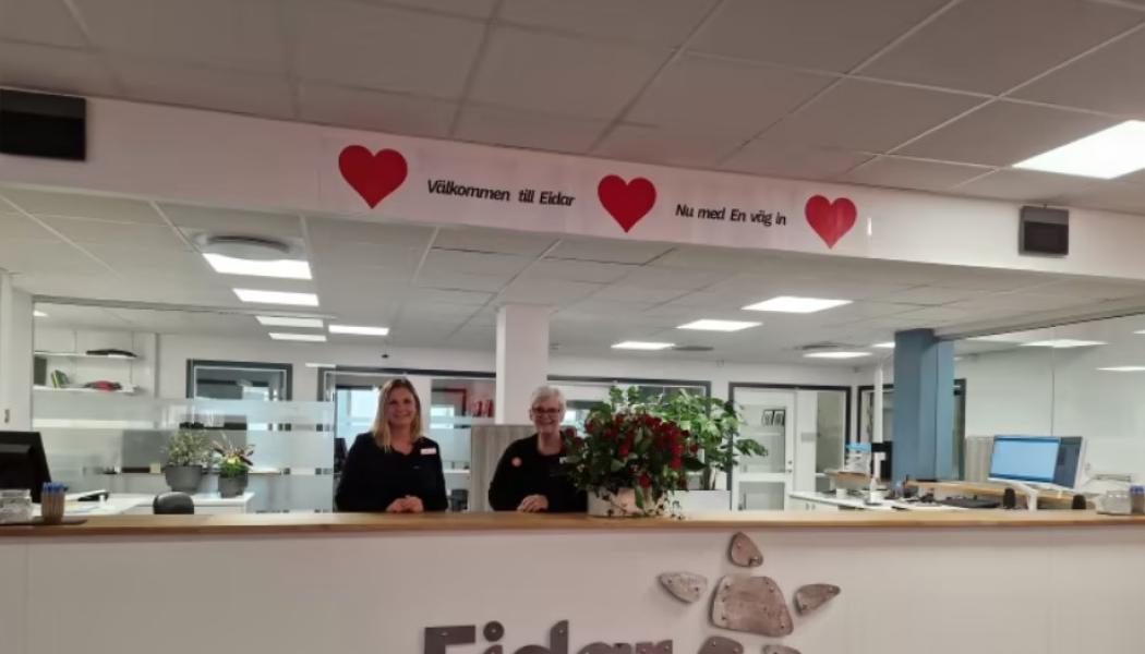 Emma Larsson och Eva-Lott Bussqvist Eriksson står redo att välkomna kunderna i receptionen på Eidar Center. Foto: Eidar