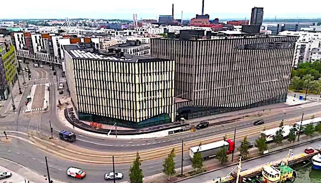 Det färdigställda Wood City-kvarteret i Helsingfors är inte bara ett arkitektoniskt landmärke utan också ett bevis på potentialen för hållbart byggande med trä som huvudsakligt material. Med With Securen nya huvudkontor stärker kvarteret sin position som ett centrum för innovation och hållbarhet. Foto: SRVkontorsbyggande