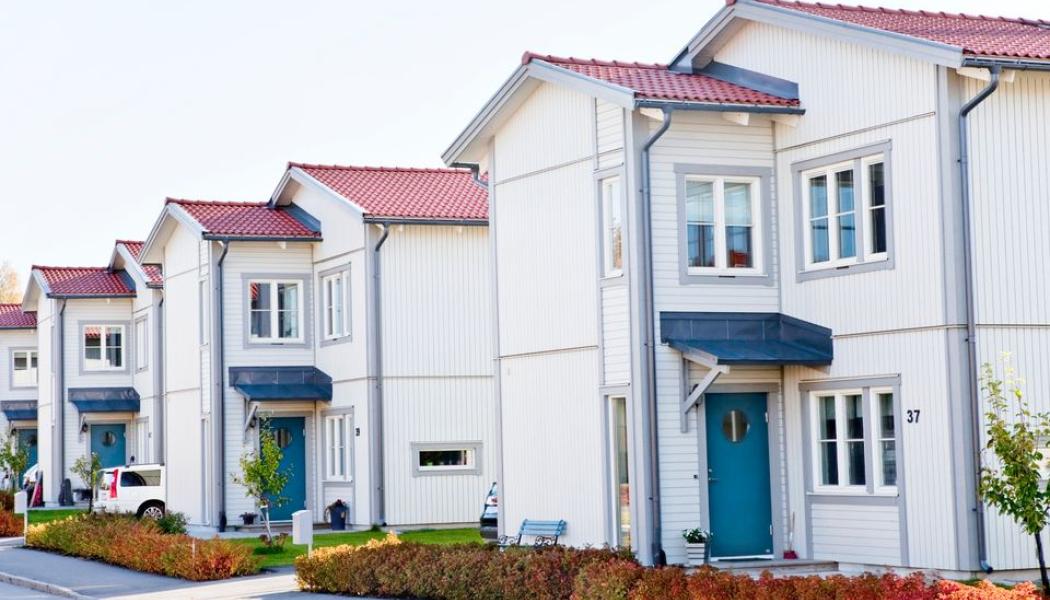 61 procent av bostadsägarna tror att bostadspriserna kommer att stiga på ett års sikt medan 2 procent tror att de sjunker. Av de som tror på stigande bostadspriser, tror 4 av 5 att priserna kommer att stiga med maximalt 5 procent på ett års sikt. Det är i linje med SBAB:s egen prognos över bostadspriserna på samma tidshorisont. Pressbild: SBAB