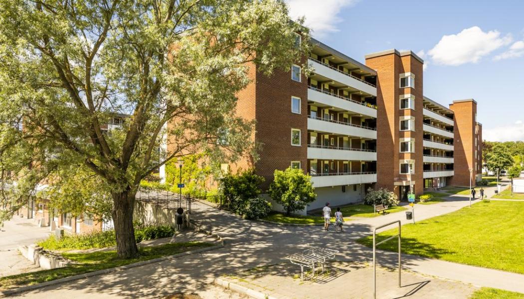 Framför detta hus på Bäckgårdsvägen i Vårby gård kommer Huge bygga ett kombohus. Foto: Ola Jacobsen
