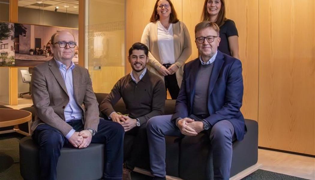 Adam Näslund och Johan Näslund från Architector Fastigheter med Marielle Forstadius, Emma Beck-Friis och Boris Dundjerovic från Einar Mattsson Fastighetsförvaltning AB. Foto: Einar Mattsson
