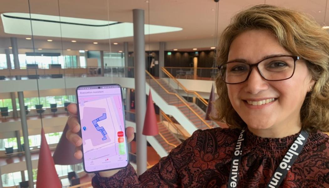 – I framtiden tänker vi oss att EvacAware ska kunna installeras i stora smarta byggnader; som exempelvis idrottsarenor, shoppingcenter eller på stora företag och skolor, säger forskaren Arezoo Sarkheyli-Hägele vid Malmö universitet. Foto: Malmö Universitet