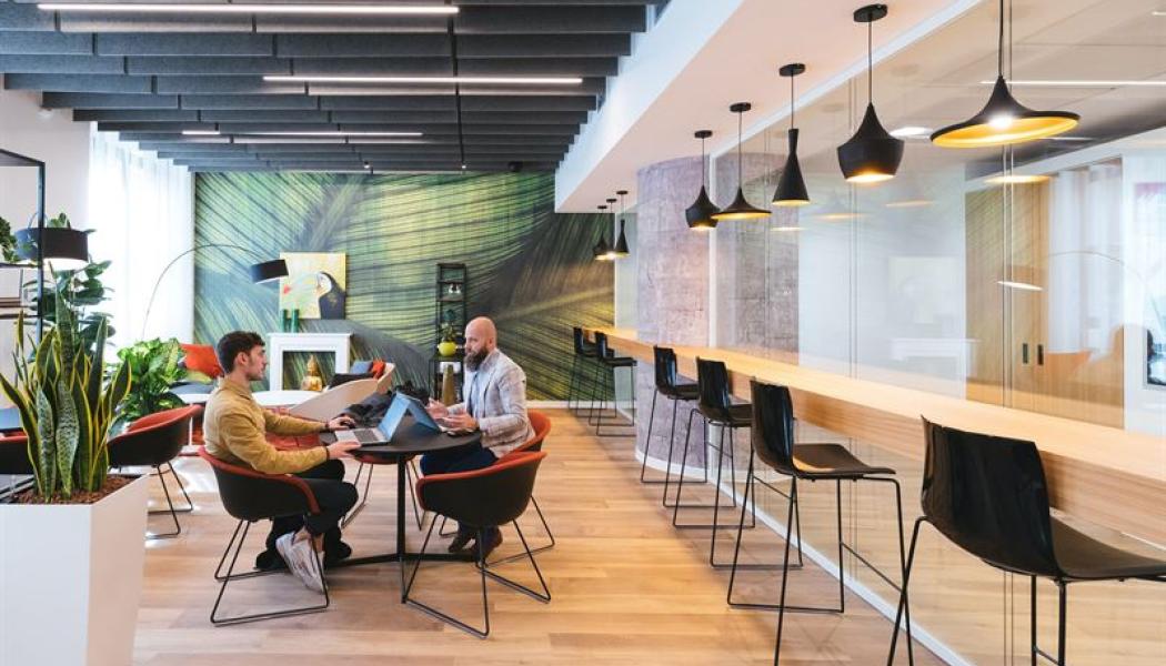 En inspirerande arbetsmiljö främjar samarbete och kreativitet på kontoret. Foto: Fabege
