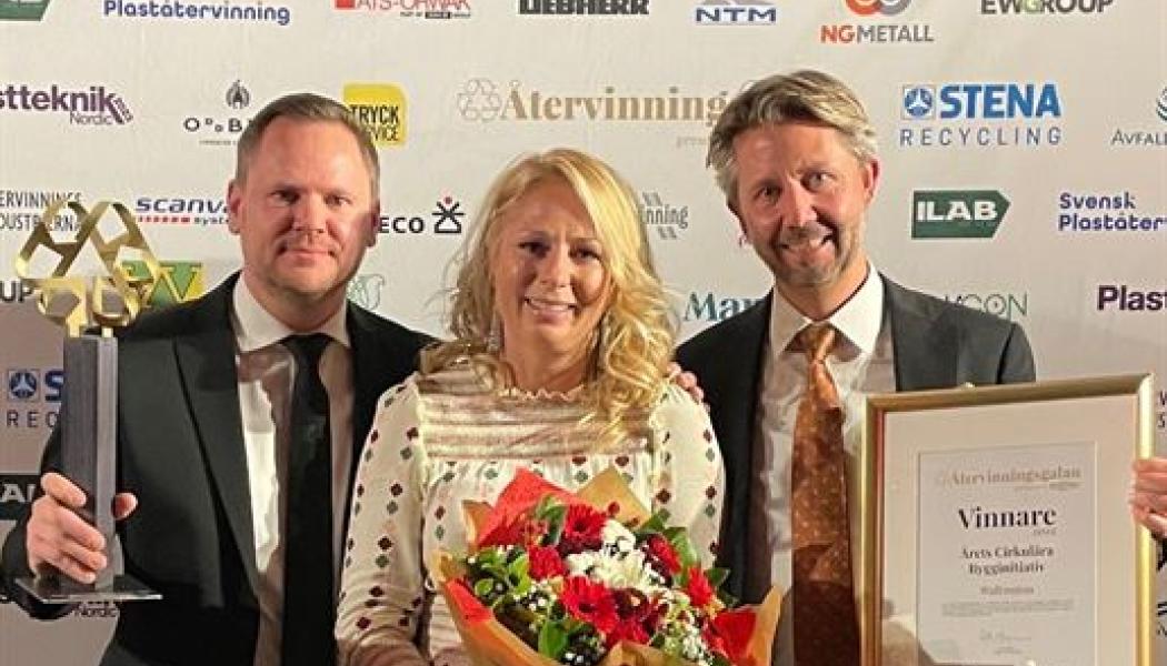 På plats för att ta emot priset för Årets Cirkulära bygginitiativ från vänster Johan Wuollet, ansvarig projektledare på Wallenstam, Karin Mizgalski, hållbarhetschef på Wallenstam och Niklas Evheden som driver Östermalmshallen Padel. Foto: Wallenstam