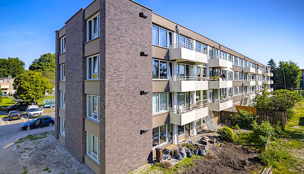 Efter att ha slutfört framgångsrika nettonoll-renoveringar för småhus, beslutade bostadsorganisationen Portaal att gå vidare till
renovering av flervåningshus. Tillsammans med byggföretaget Dura Vermeer realiserades en
netto-noll djuprenovering för 110 lägenheter vid Kwangodreef, Gambiadreef och Kasaidreef i
nederländska staden Utrecht. Foto: Flickr.Energiesprong International