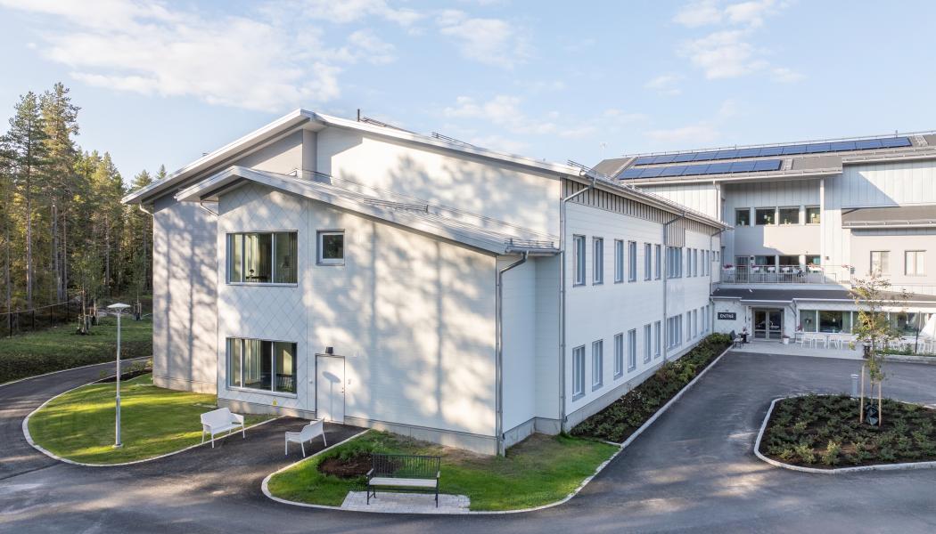 Beläget på Strömnäsbacken i utkanten av Piteå hittar man Skogsgården, ett vård- och omsorgsboende ritat av Tengbomgruppen. Bildrättigheter: Rockpanel