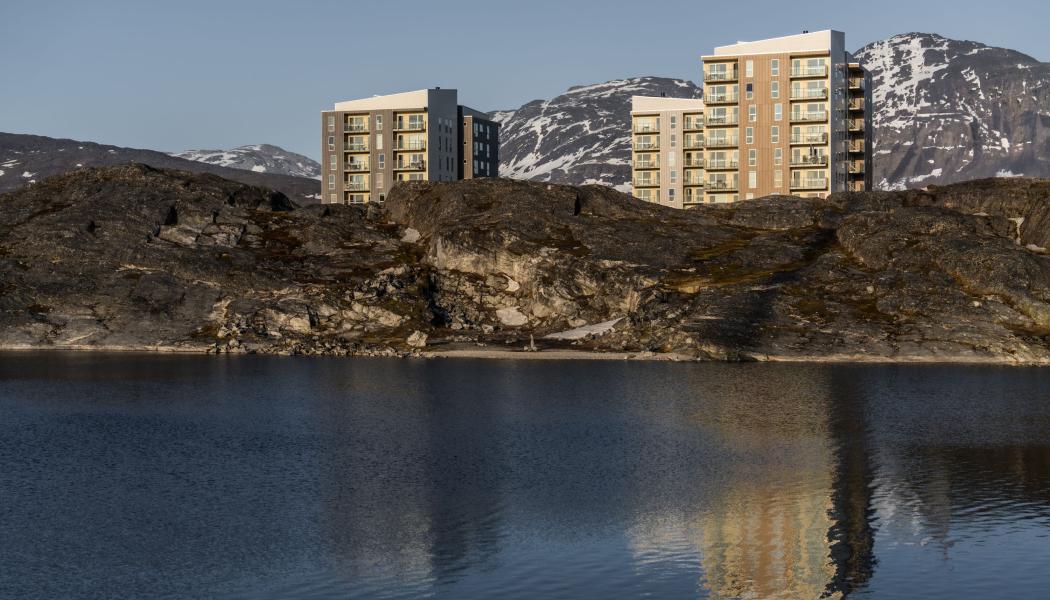 Från bostäderna kan man se ut över sjön Qallussuaq och mot sydost det ikoniska fjället Ukkusissat. Bildrättigheter: Rockpanel