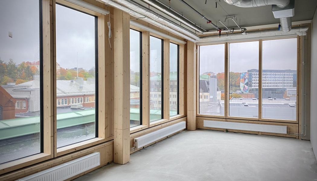 Ett av Staticus viktigaste utvecklingsområden är det träbaserade hybridfasadsystemet HUF, ett innovativt alternativ till traditionella aluminiumfasader, som bland annat har använts vid Textiltorget i Stockholm.