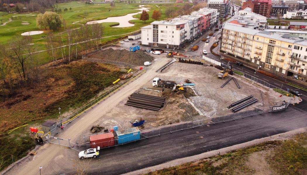 Under hösten har arbetet med att bygga Sveriges första hållbara och smarta stadsdel, Tamarinden, påbörjats. Stadsdelen ska stå klar under 2026. Foto: Ramirent