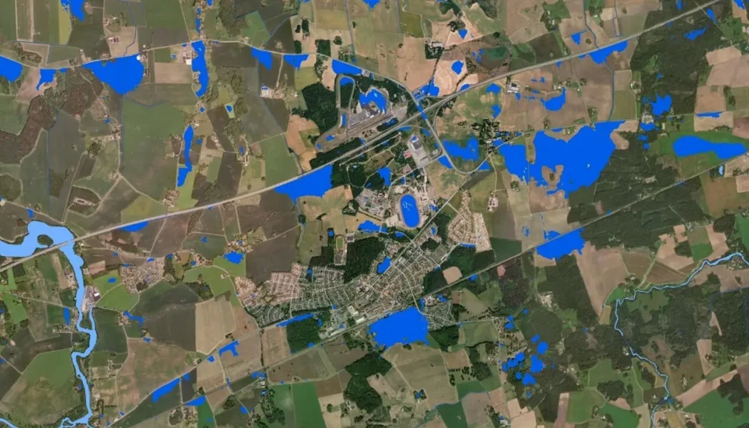 Bluespot-kartläggning i Mantorp visar riskområden vid skyfall. Mörkblå ytor markerar översvämningsrisk, ljusblå visar vattendrag och sjöar. Bild: Metrea