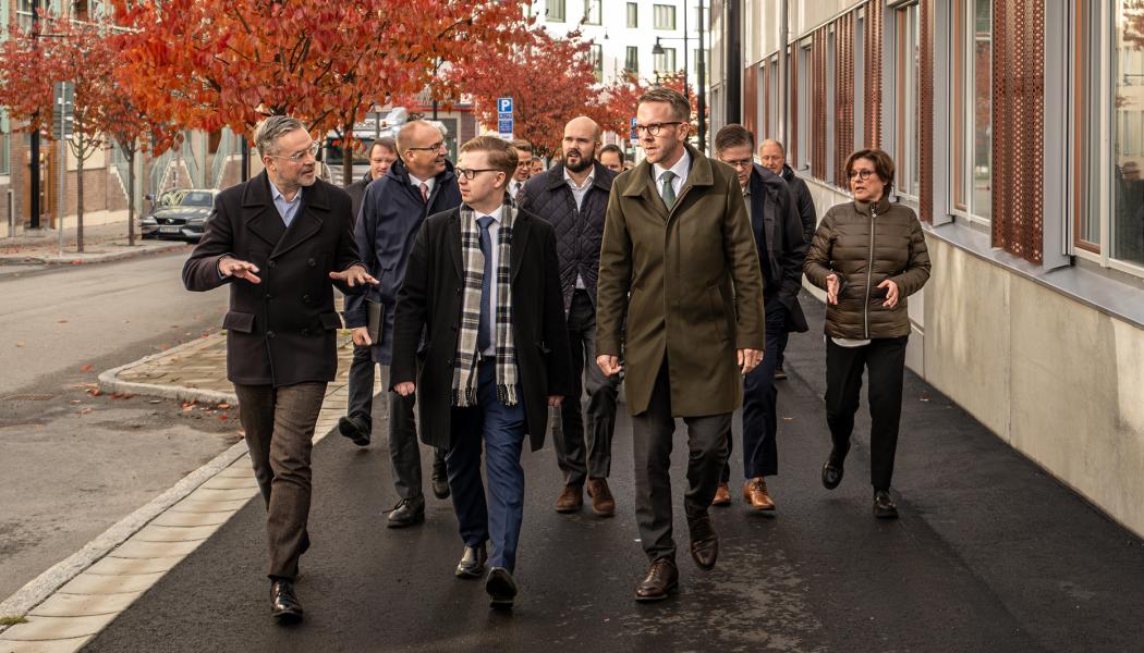 Infrastruktur- och bostadsminister Andreas Carlsson (KD) besöker stadsdelen Vega i Haninge. Foto: Thomas Hultgren