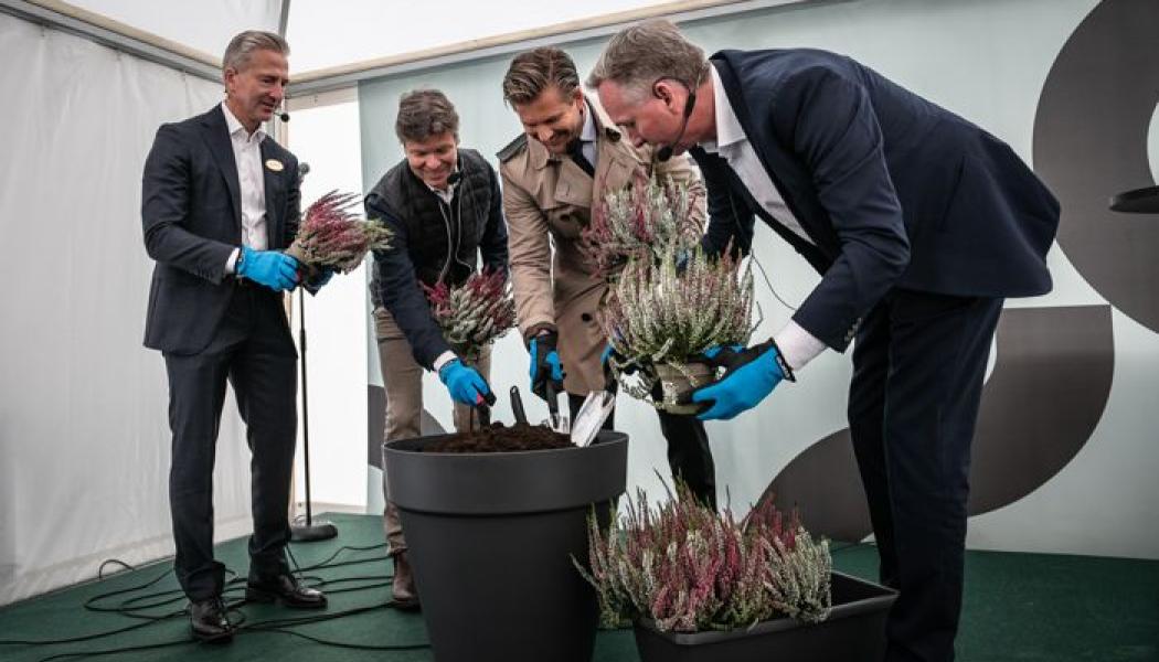 Från vänster Anders Nygren, vd Hufvudstaden, Henrik Bergman, regionchef NCC Göteborg, Hampus Magnusson, Ordf. byggnadsnämnden i Göteborg och Fredrik Ottosson, affärsområdeschef Hufvudstaden Göteborg. Foto: Erika Arnadottir