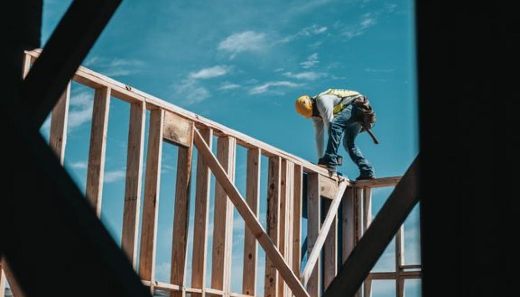 Byggande står för cirka 40 % av den totala energiförbrukningen och för 40 % av [faktaark_byggeri_dadocx.pdf (mim.dk)]materialförbrukningen i EU. Det innebär ett akut behov av åtgärder, men också en stor potential att bidra till den gröna omställningen. Foto: Svanen